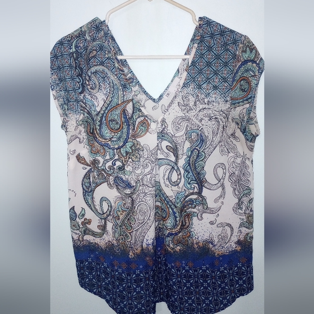DR2 Graphic Sleeveless Blouse in White and Blue